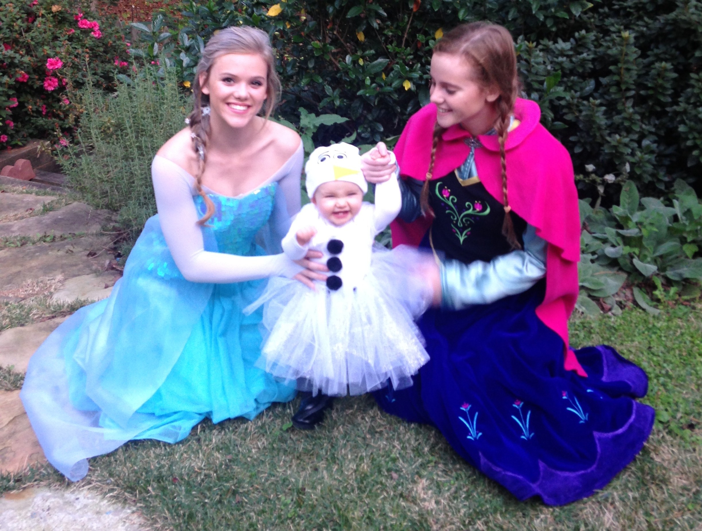 These are the coolest homemade Anna, Elsa, and Olaf Costumes!!